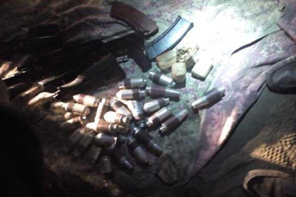 На въезде в Днепропетровск задержан автомобиль с арсеналом оружия На въезде в Днепропетровск задержан автомобиль с арсеналом оружия