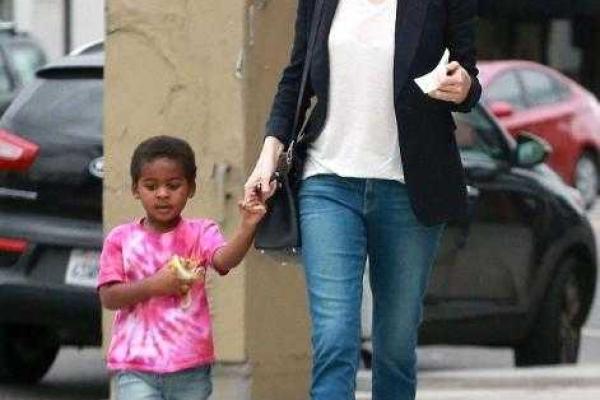 Папарацци засняли Шарлиз Терон с приемным ребенком Папарацци засняли Шарлиз Терон с приемным ребенком