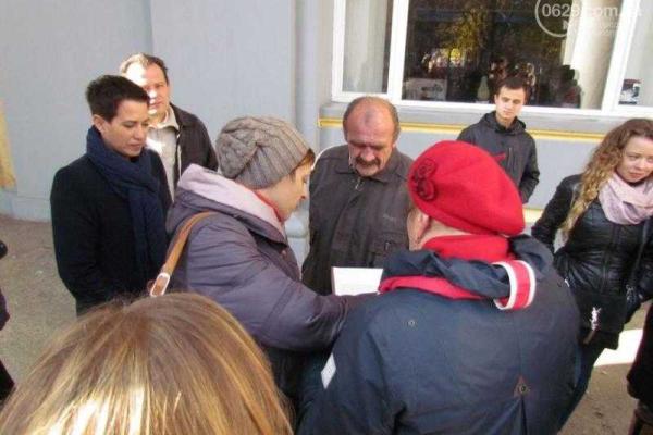 В Мариуполе члены участковых избирательных комиссий пикетировали прокуратуру