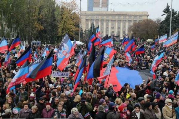 В Донецке отпраздновали день собственного "флага" В Донецке отпраздновали день собственного "флага"