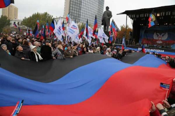 В Донецке отпраздновали день собственного "флага" В Донецке отпраздновали день собственного "флага"