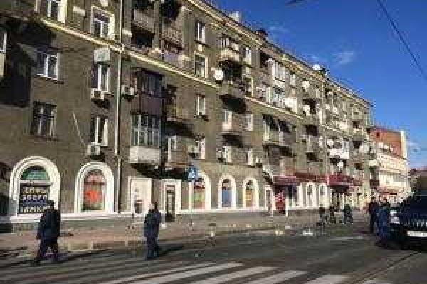 Цирк в центре Харькова: голый африканец выбрасывал с балкона мусор и технику