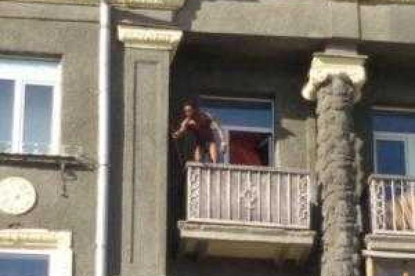 Цирк в центре Харькова: голый африканец выбрасывал с балкона мусор и технику