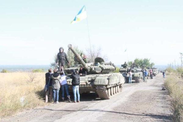 Как на Луганщине отводят танки. Фоторепортаж