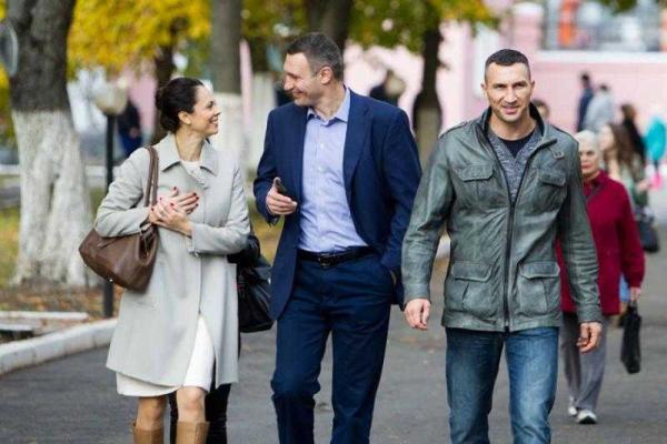 Виталий Кличко пришел на выборы с женой и братом Виталий Кличко пришел на выборы с женой и братом