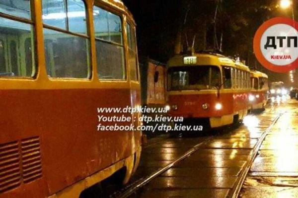 В Киеве водитель оставил авто на трамвайных путях и "нарвался" на женщину с сумками