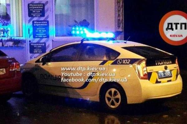 В Киеве водитель оставил авто на трамвайных путях и "нарвался" на женщину с сумками