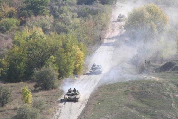 Как на Луганщине отводят танки. Фоторепортаж