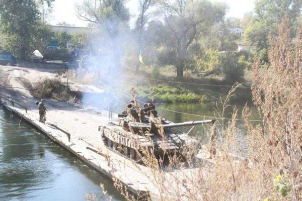 Как на Луганщине отводят танки. Фоторепортаж
