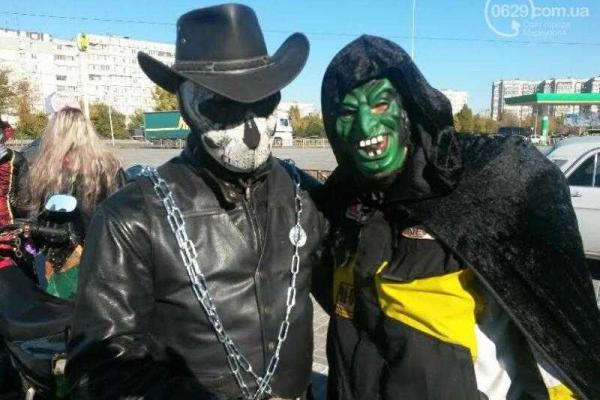 В Мариуполе байкеры в ужасных костюмах напугали прохожих В Мариуполе байкеры в ужасных костюмах напугали прохожих