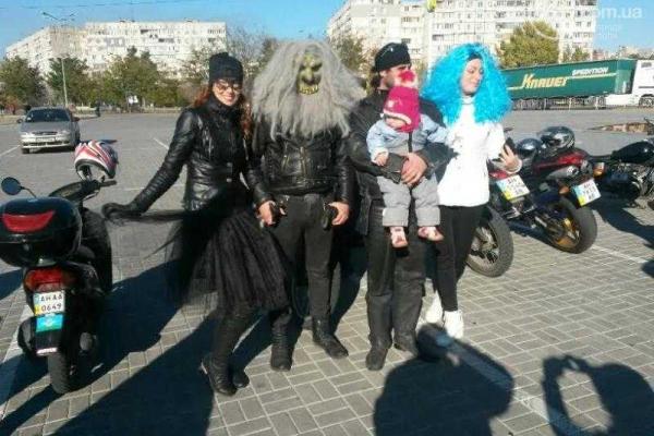 В Мариуполе байкеры в ужасных костюмах напугали прохожих В Мариуполе байкеры в ужасных костюмах напугали прохожих
