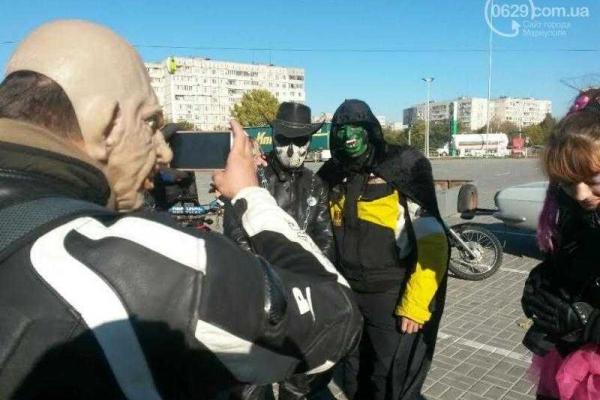 В Мариуполе байкеры в ужасных костюмах напугали прохожих В Мариуполе байкеры в ужасных костюмах напугали прохожих