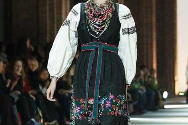 Участницы реалити «Супермодель по-украински» вышли на подиум в национальных костюмах 