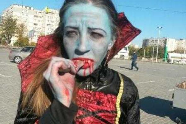 В Мариуполе байкеры в ужасных костюмах напугали прохожих В Мариуполе байкеры в ужасных костюмах напугали прохожих