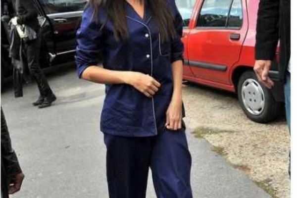 Селена Гомес во Франции гуляла в пижаме