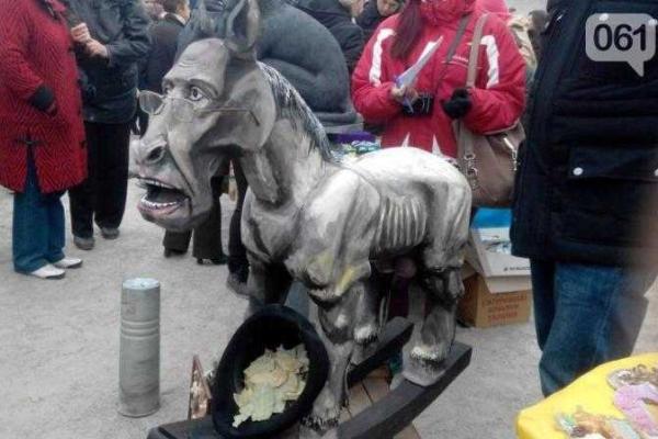В Запорожье презентовали памятник главе российского МИДа Лаврову в виде парнокопытного В Запорожье презентовали памятник главе российского МИДа Лаврову в виде парнокопытного