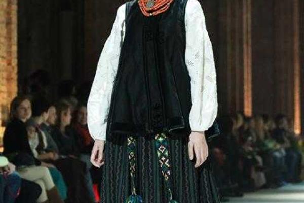 Участницы реалити «Супермодель по-украински» вышли на подиум в национальных костюмах 