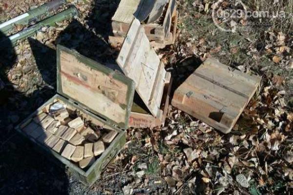 Рядом с трассой Мариуполь - Донецк обнаружен крупный тайник с боеприпасами  Рядом с трассой Мариуполь - Донецк обнаружен крупный тайник с боеприпасами