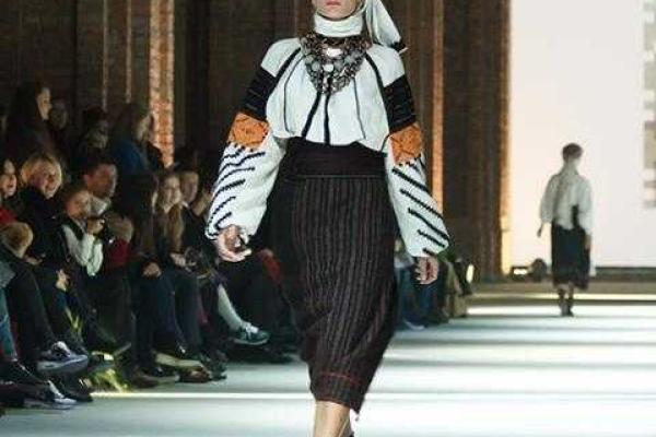 Участницы реалити «Супермодель по-украински» вышли на подиум в национальных костюмах 