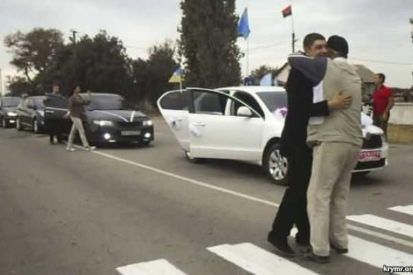 Крымскотатарские молодожены сразу после регистрации брака поехали на «Чонгар» Крымскотатарские молодожены сразу после регистрации брака поехали на «Чонгар»