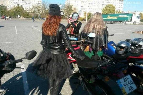 В Мариуполе байкеры в ужасных костюмах напугали прохожих В Мариуполе байкеры в ужасных костюмах напугали прохожих