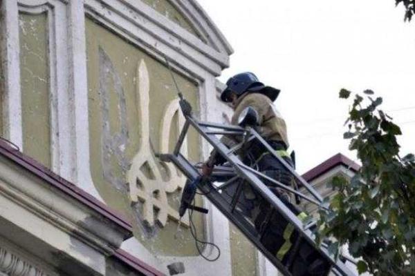 В Донецке демонтировали гербы Украины, чтобы отправить осколки Порошенко В Донецке демонтировали гербы Украины, чтобы отправить осколки Порошенко