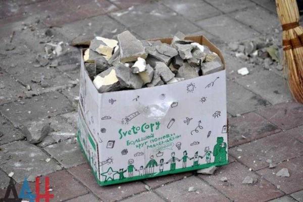 В Донецке демонтировали гербы Украины, чтобы отправить осколки Порошенко В Донецке демонтировали гербы Украины, чтобы отправить осколки Порошенко