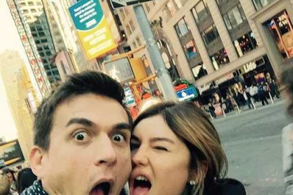 Влад Топалов с женой дурачился на улицах Нью-Йорка 