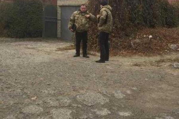 В Днепропетровске избирателей на участках пугают псевдовоенкомы с "повестками" В Днепропетровске избирателей на участках пугают псевдовоенкомы с "повестками"