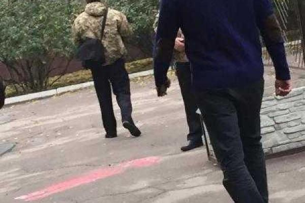 В Днепропетровске избирателей на участках пугают псевдовоенкомы с "повестками" В Днепропетровске избирателей на участках пугают псевдовоенкомы с "повестками"
