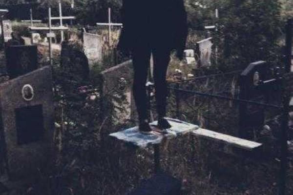 Россиянка устроила фотосессию на кладбище: залезла на столик и раскинула руки