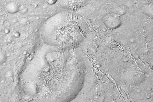 Ученые нашли снеговика на спутнике Сатурна