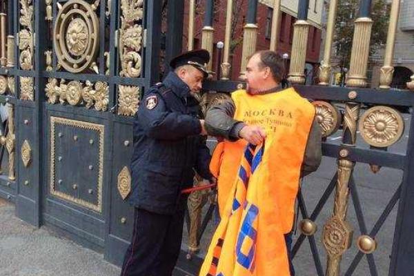 Позор власти! В Москве обманутые люди приковали себя к зданию мэрии Позор власти! В Москве обманутые люди приковали себя к зданию мэрии