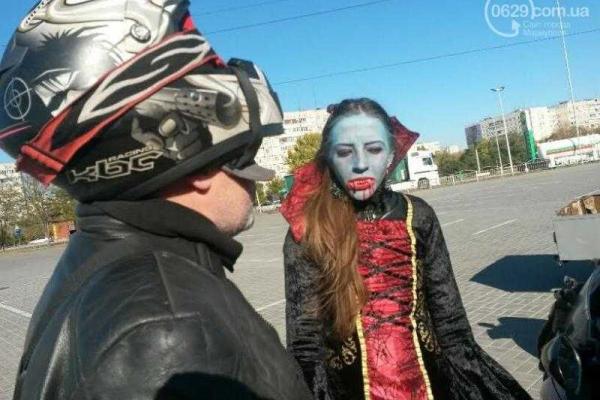 В Мариуполе байкеры в ужасных костюмах напугали прохожих В Мариуполе байкеры в ужасных костюмах напугали прохожих