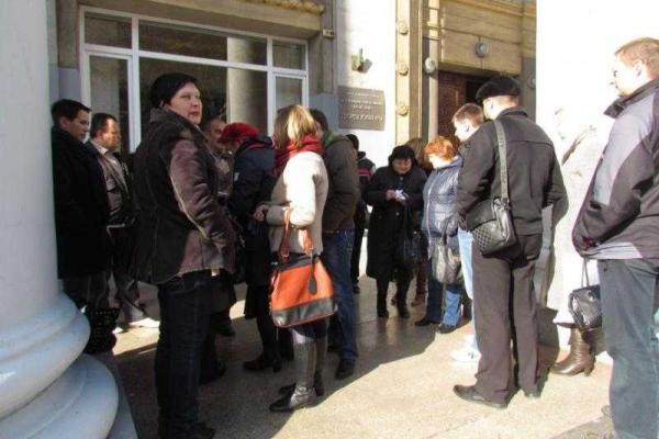 В Мариуполе члены участковых избирательных комиссий пикетировали прокуратуру