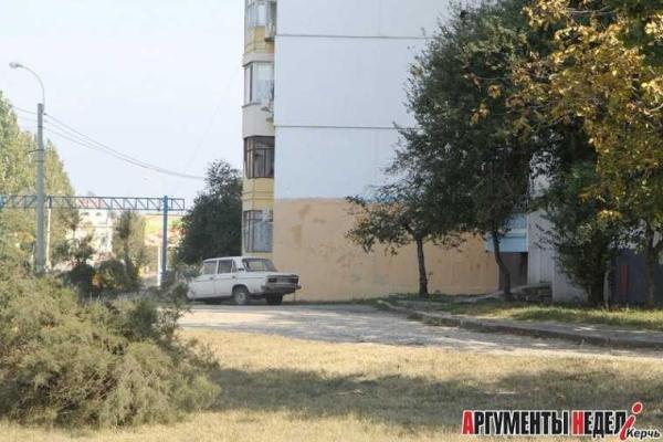 Керченские коммунальщики избавляются от Путина Керченские коммунальщики избавляются от Путина