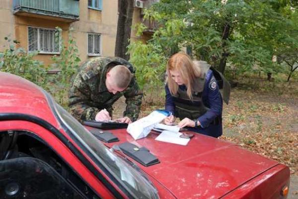 В Мариуполе во дворе дома обнаружили странный предмет, обмотанный скотчем В Мариуполе во дворе дома обнаружили странный предмет, обмотанный скотчем