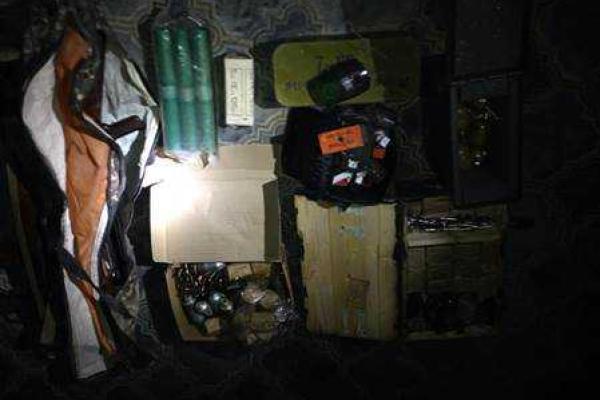 В зоне АТО обнаружены 3 тайника со средствами поражения, один из них - в пещере В зоне АТО обнаружены 3 тайника со средствами поражения, один из них - в пещере