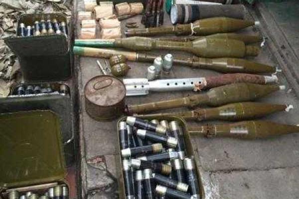 В Марьинке в частном доме обнаружен целый склад боеприпасов