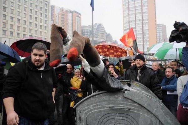 Мариупольские активисты "люстрировали" председателя ЦИК Охендовского