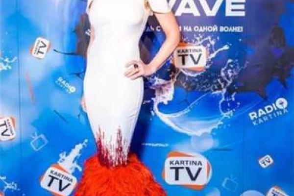 Анжелика Варум появилась на публике в наряде с перьями