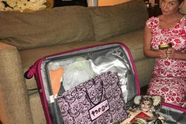 Волочкову чуть не арестовали из-за хлеба и шпрот в чемодане