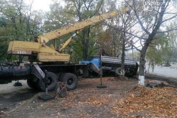 В Мариуполе грузовик едва не ушел под землю В Мариуполе грузовик едва не ушел под землю