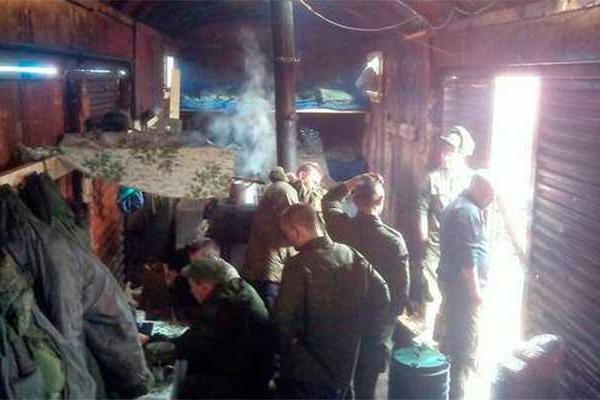 Российских солдат везут в зону АТО в вагонах для скота