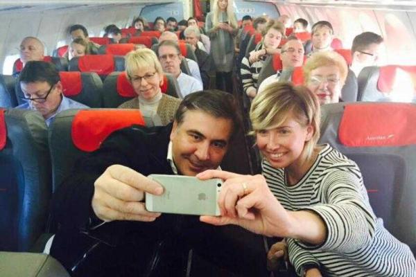 Саакашвили устроил фотосессию в самолете Саакашвили устроил фотосессию в самолете