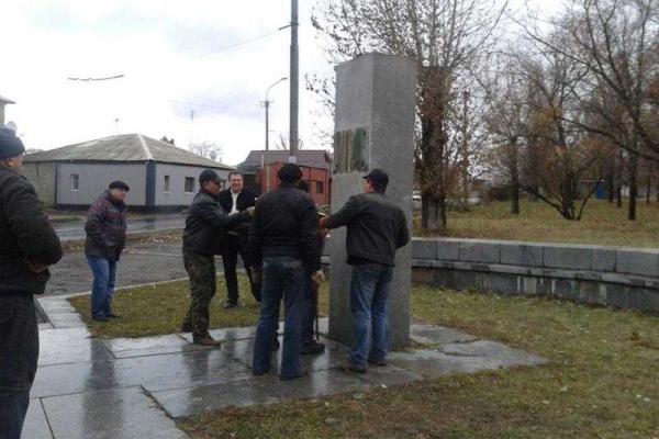 В Лисичанске демонтирован еще один коммунистический идол В Лисичанске демонтирован еще один коммунистический идол