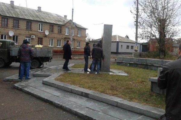 В Лисичанске демонтирован еще один коммунистический идол В Лисичанске демонтирован еще один коммунистический идол