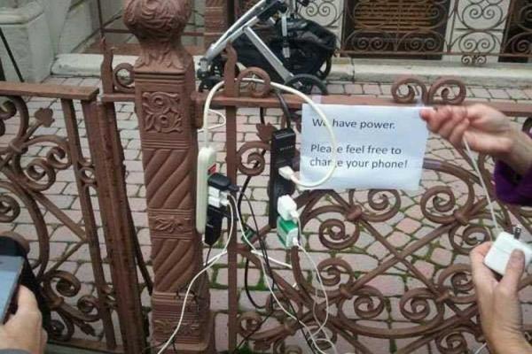 В темном Крыму зарабатывают на зарядке телефона В темном Крыму зарабатывают на зарядке телефона