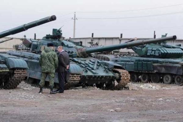 Главарь "ЛНР" Плотницкий посетил тайную танковую базу под Луганском Главарь "ЛНР" Плотницкий посетил тайную танковую базу под Луганском