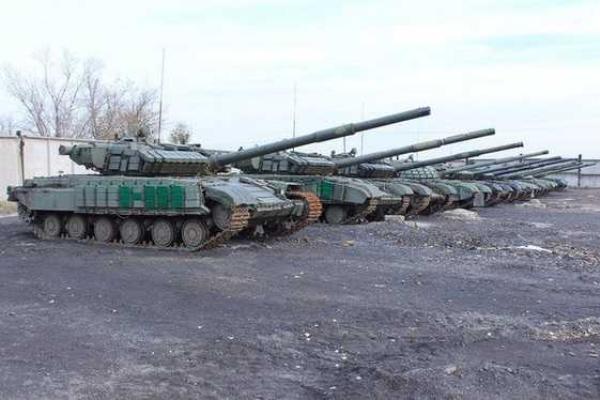 Главарь "ЛНР" Плотницкий посетил тайную танковую базу под Луганском Главарь "ЛНР" Плотницкий посетил тайную танковую базу под Луганском